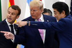 Президент Франции Эммануэль Макрон, президент Дональд Трамп и премьер-министр Японии Синдзо Абэ перед рабочим заседанием на саммите G-20 в Осаке, Япония, 2019 год
