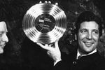 Директор звукозаписывающей компании Teldec Курт Рихтер вручает «Золотую пластинку» 1968 года Тому Джонсу в Германии, 1968 год