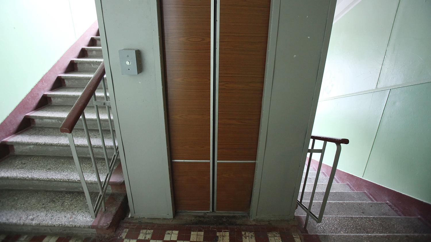 В лифтовом союзе заявили, что лифты могут безопасно работать после истечения срока службы