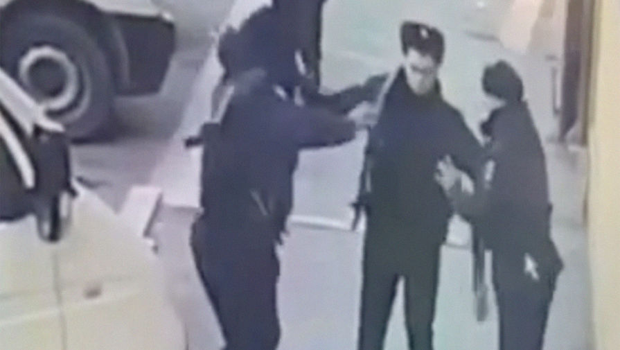 В Дагестане двое полицейских набросились друг на друга с оружием