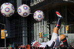 Надувная фигура в виде футболиста во время ежегодного парада в честь Дня благодарения в Нью-Йорке, 24 ноября 2022 года