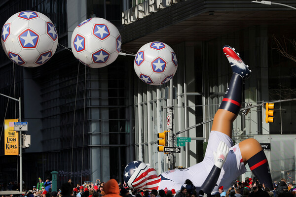 Надувная фигура в&nbsp;виде футболиста во время ежегодного парада в&nbsp;честь Дня благодарения в&nbsp;Нью-Йорке, 24&nbsp;ноября 2022&nbsp;года