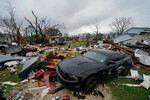 Последствия торнадо, пронесшегося по территории Киллоны, штат Луизиана, примерно в 30 милях к западу от Нового Орлеана в округе Сент-Джеймс, 14 декабря 2022 года