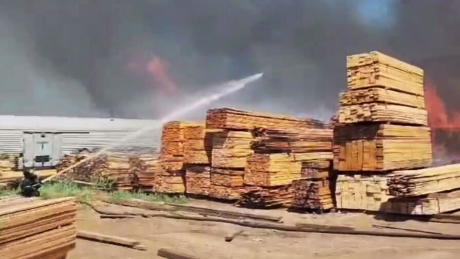 Пожар охватил площадь в 6 тыс. квадратных метров на складе в Иркутской области