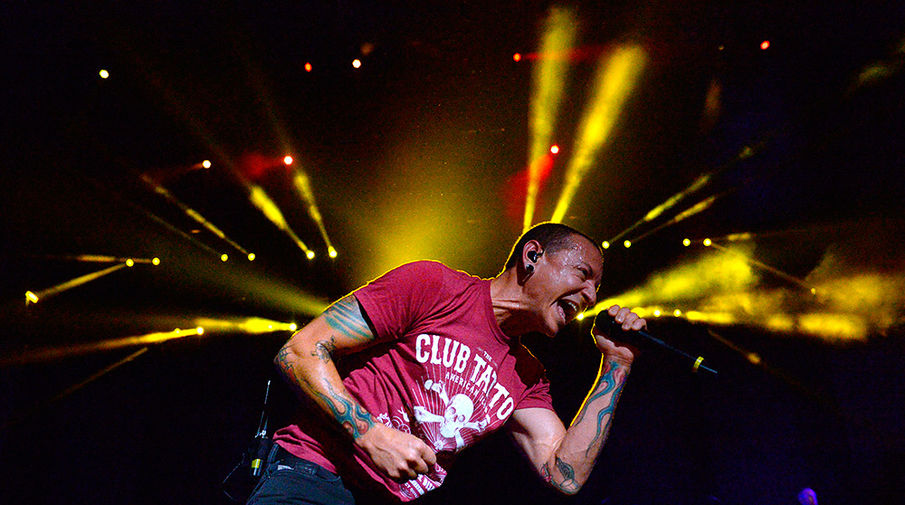 Вокалист группы Linkin Park Честер Беннингтон во время выступления в&nbsp;СК «Олимпийский&raquo;