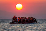 Лодка с сирийскими беженцами дрейфует в Эгейском море