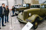 Посетители осматривают экспонаты международной выставки исторической военной техники «Моторы войны» в МВЦ «Крокус Экспо» в Москве