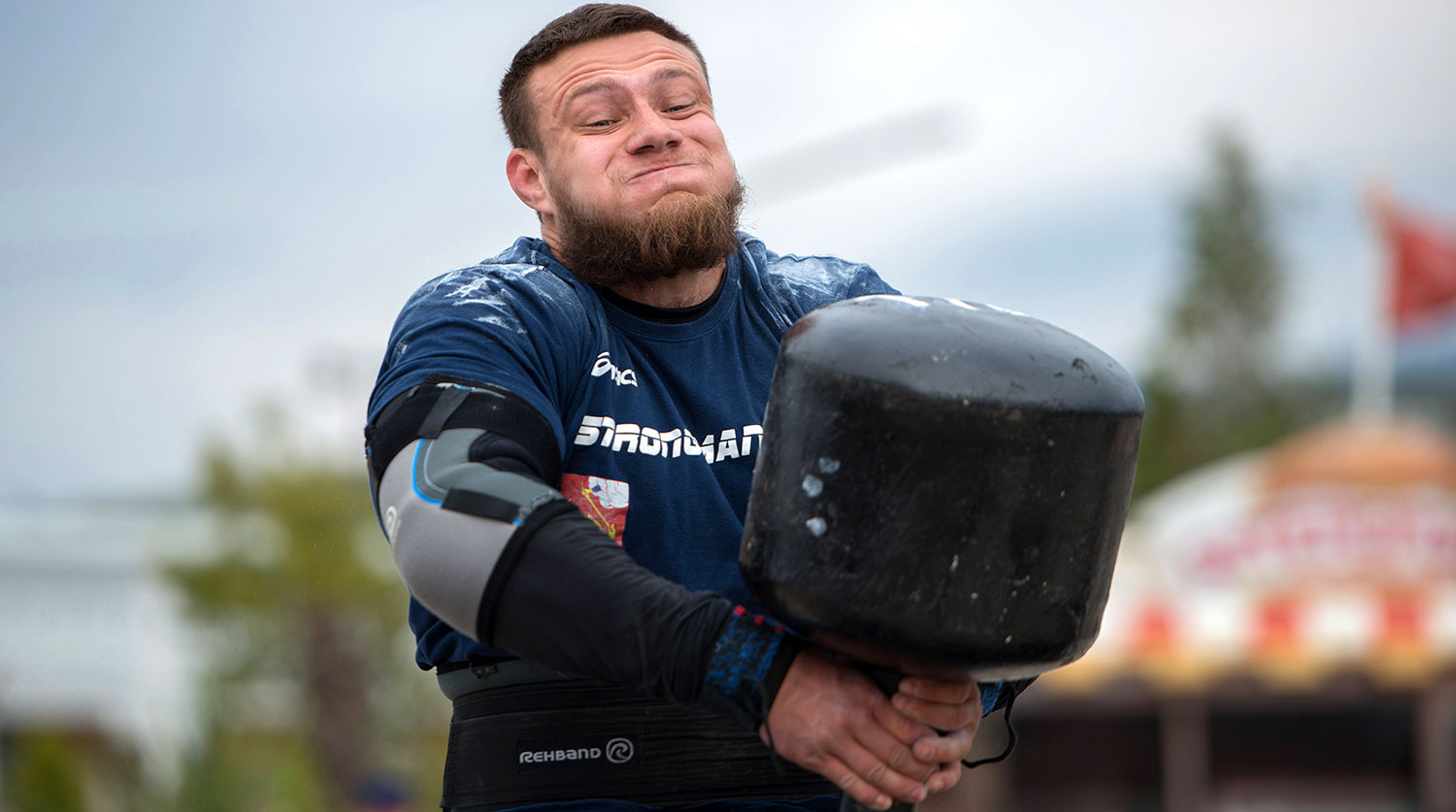 Спортсмен Никита Орлов во время соревнований по силовому экстриму Sochi Strong 2016 в «Сочи Парке»