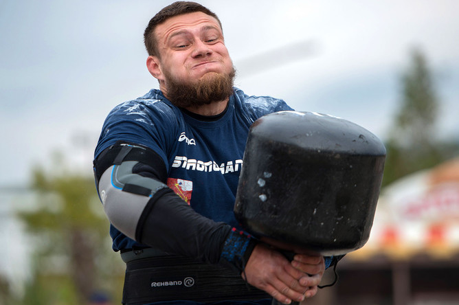 Спортсмен Никита Орлов во время соревнований по силовому экстриму Sochi Strong 2016 в «Сочи Парке»