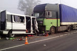 На месте столкновения пассажирского микроавтобуса Mercedes и фуры, в результате которого погибли пять человек