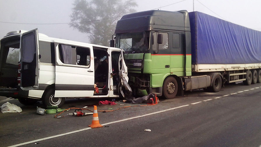 На&nbsp;месте столкновения пассажирского микроавтобуса Mercedes и фуры, в&nbsp;результате которого погибли пять человек