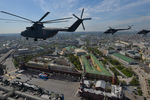 Тяжелый транспортный вертолет Ми-26 во время военного парада в Москве, 9 мая 2015 года