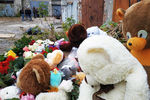 Игрушки и цветы на месте убийства девятилетней девочки в Саратове, 11 октября 2019 года