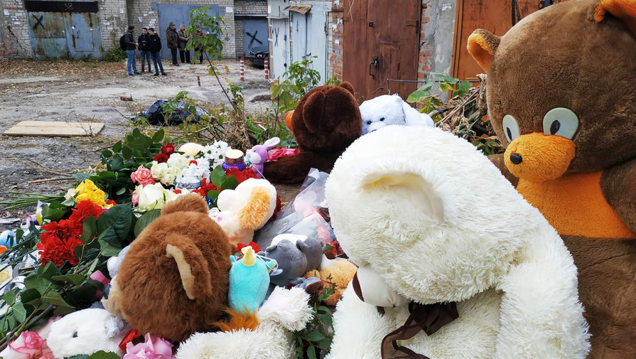 Игрушки и цветы на месте убийства девятилетней девочки в Саратове, 11 октября 2019 года