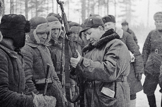 Генерал Терентий Фомич Штыков (в центре) рассматривает вооружение красноармейцев, 1939 год