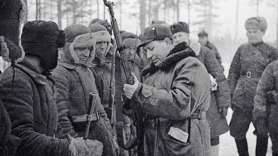 Генерал Терентий Фомич Штыков (в центре) рассматривает вооружение красноармейцев, 1939 год
