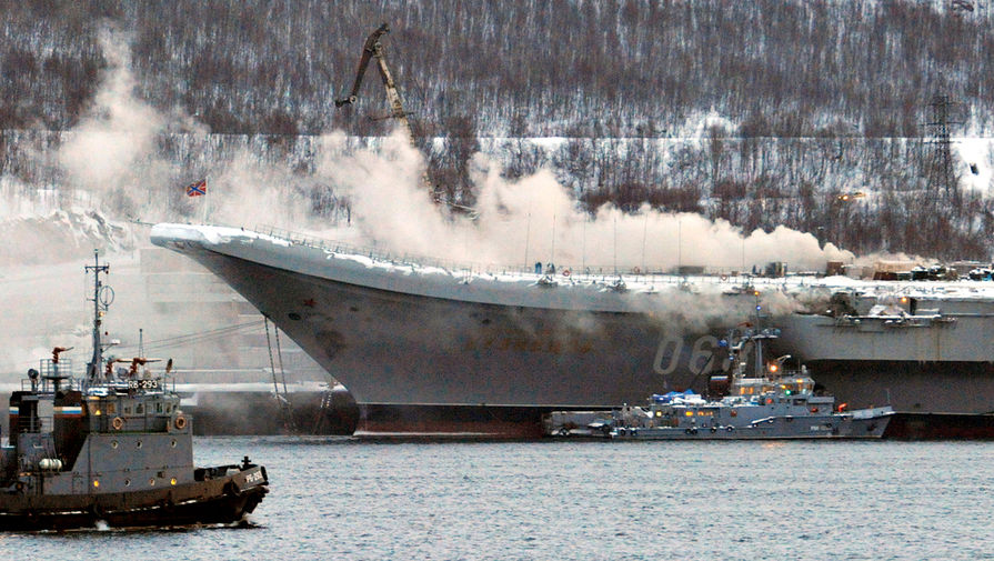 Во время пожара на&nbsp;тяжелом авианесущем крейсере &laquo;Адмирал Кузнецов» в&nbsp;Мурманске, 12 декабря 2019 года