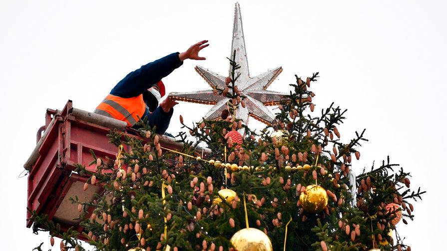 Украшение главной новогодней елки страны на&nbsp;Соборной площади Московского Кремля, 22 декабря 2020 года