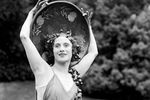 Балерина завоевала признание зрителей благодаря невероятной харизме, воздушности, идеальному чувству позы и равновесия. Она «танцевала душой», не любила однообразие и старалась самовыражаться в любой постановке. На фото: Анна Павлова танцует в саду своего дома в Лондоне, 1930 год