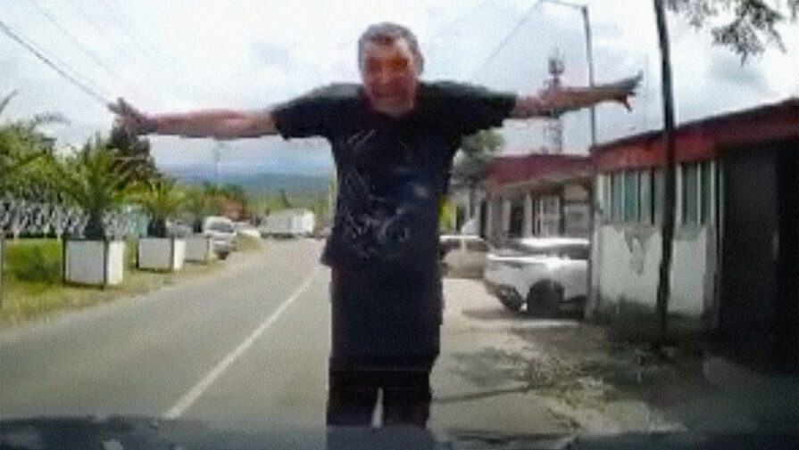 Житель села Веселое прыгал "рыбкой" на капот проезжающих автомобилей