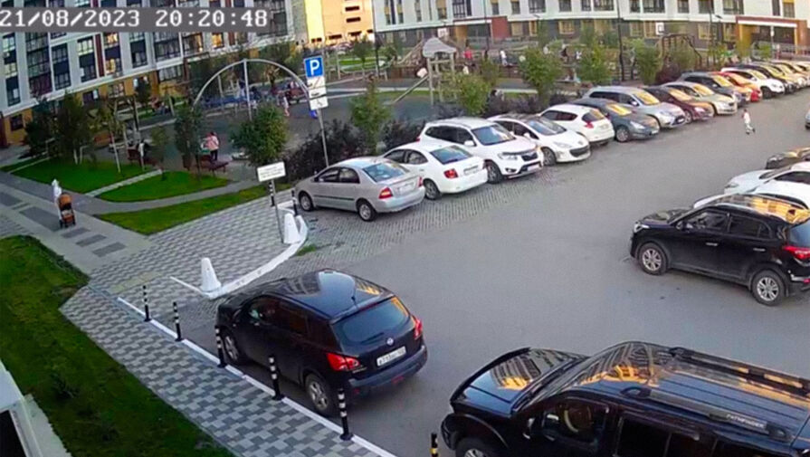 В Барнауле девочка попала в больницу после падения с аттракциона на детской площадке