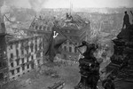 Знамя Победы на здании Рейхстага в Берлине, 2 мая 1945 года