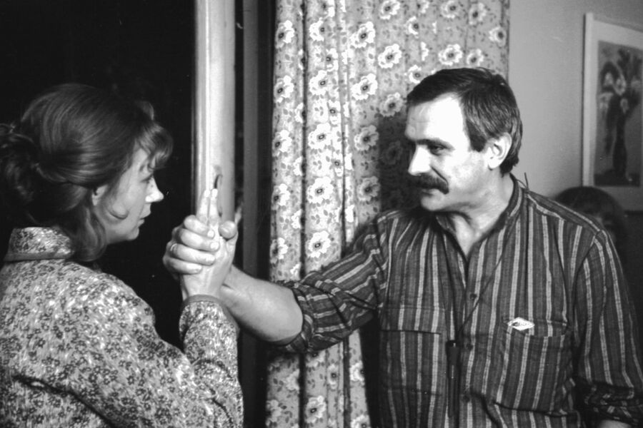 <b>Ирина Купченко (Она) и режиссер Никита Михалков на&nbsp;съемках фильма «Без свидетелей» (1983)</b>
<br><br>
Когда Михаил Ульянов узнал, что Никита Михалков готовится поставить спектакль на&nbsp;сцене Театра имени Вахтангова, он предложил ему пьесу советской писательницы Софьи Прокофьевой «Беседа без&nbsp;свидетеля». Режиссеру понравился материал, и вскоре он сообщил актеру, что получил разрешение на&nbsp;съемку фильма. Спектакль в&nbsp;театре не состоялся, но сыграть двух героев в&nbsp;камерной драме «Без свидетелей» Михалков пригласил именно вахтанговцев &mdash; Михаила Ульянова и Ирину Купченко.
