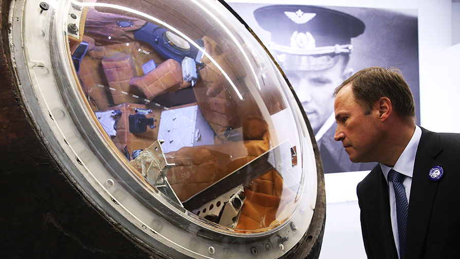 Генеральный директор Федерального космического агентства «Роскосмос» Игорь Комаров у спускаемого аппарата «Восток-1» космонавта Юрия Гагарина