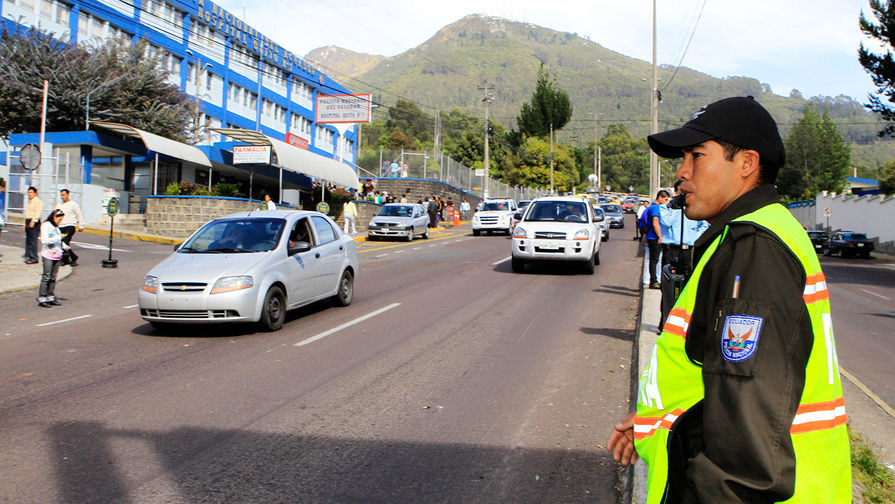 Сотрудник дорожной полиции Эквадора около здания госпиталя в Кито, 2010 год