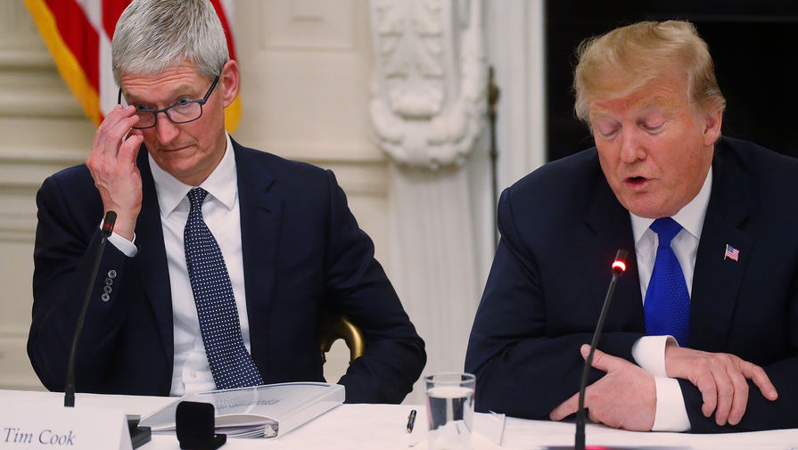 Глава компании Apple Тим Кук и президент США Дональд Трамп во время встречи, март 2019 года
