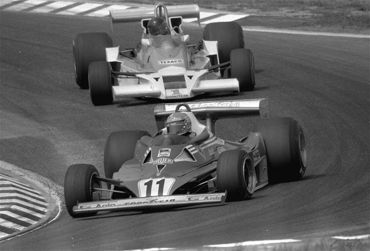 Ники Лауда за рулем Ferrari и Джеймс Хант за рулем McLaren во время Гран-При ФРГ на трассе Хоккенхаймринг, 1977 год