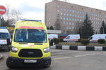 Автомобили скорой помощи у здания Федерального клинического центра высоких медицинских технологий ФМБА в Химках