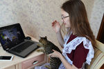 Выпускница смотрит онлайн-трансляцию последнего звонка у себя дома в Челябинской области, 25 мая 2020 год