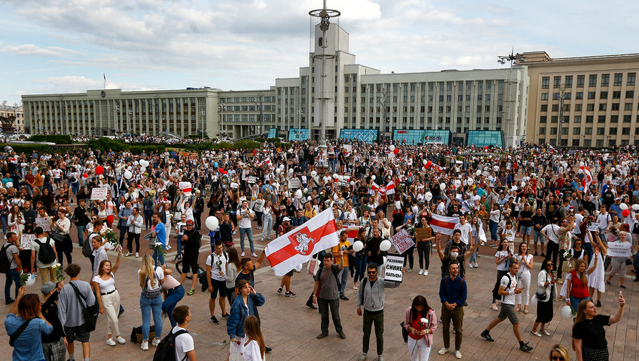 Участники демонстрации около&nbsp;Дома правительства в&nbsp;Минске, 14 августа 2020 года