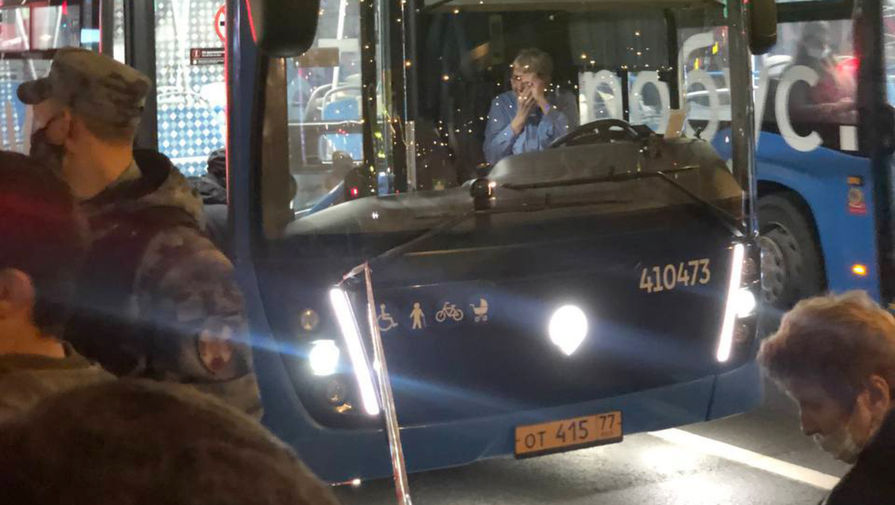 Москвичка из-за удара мужчины упала под колеса электробуса на площади Киевского вокзала