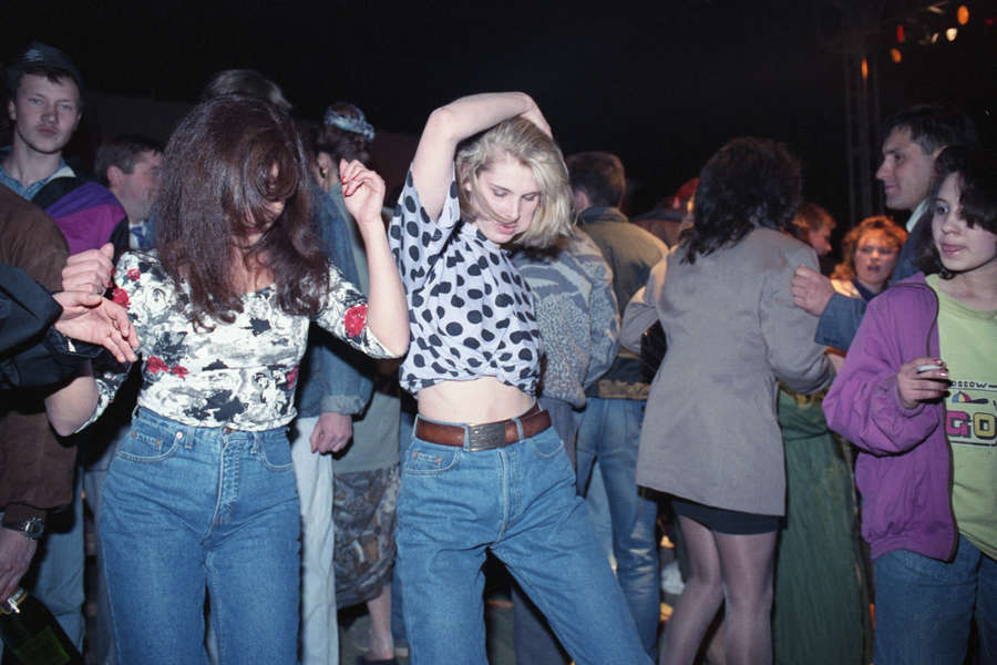 Девушки танцуют на дискотеке в саду «Эрмитаж», где проходит «Весенний бал полнолуния», посвященный 100-летию со дня рождения писателя Михаила Булгакова, Москва, 1992 год