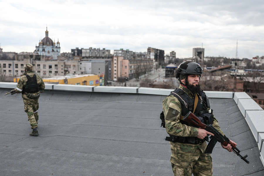 Военнослужащие СОБРа «Ахмат» на крыше здания в Мариуполе