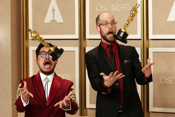 Режиссеры Дэн Кван и Дэниел Шайнерт позируют со своими «Оскарами» за&nbsp;лучший фильм за&nbsp;«Все и везде сразу» на&nbsp;95-й церемонии вручения премии «Оскар» в&nbsp;Голливуде, Лос-Анджелес, Калифорния, США, 12&nbsp;марта 2023&nbsp;года