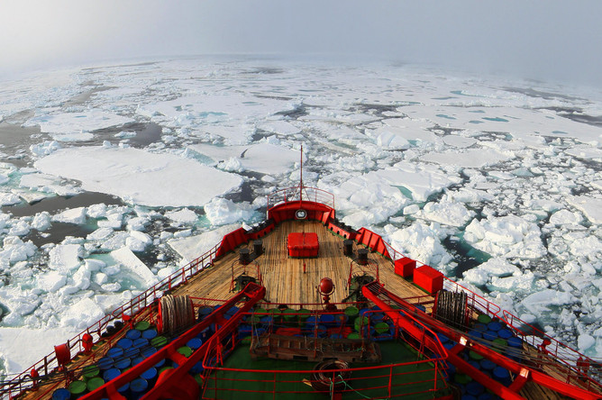 Атомный ледокол «Ямал» в Северном Ледовитом океане