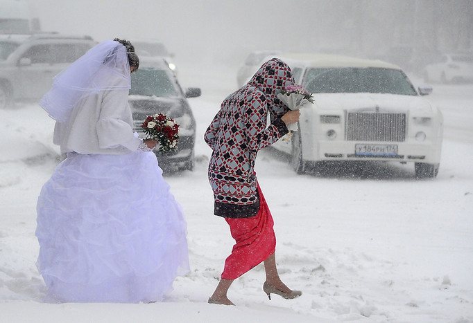 Невеста идет по&nbsp;улице во время сильного снегопада