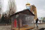 Перед храмом в честь иконы Богородицы Умиление в центре Луганска установили рождественский вертеп