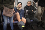 Участница акции No Pants Subway Ride в Нью-Йорке
