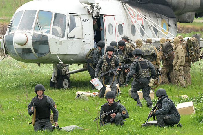 Украинские военные высаживаются из&nbsp;вертолета в&nbsp;районе села Андреевское, расположенного около&nbsp;города Славянск Донецкой области