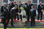 Президент США Барака Обама, президент Украины Петр Порошенко и королева Великобритании Елизавета II (слева направо) в Бенувиле, Франция