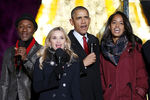 Певец Алоэ Блэк, актриса Риз Уизерспун и Барак Обама с дочерью во время торжественной церемонии 