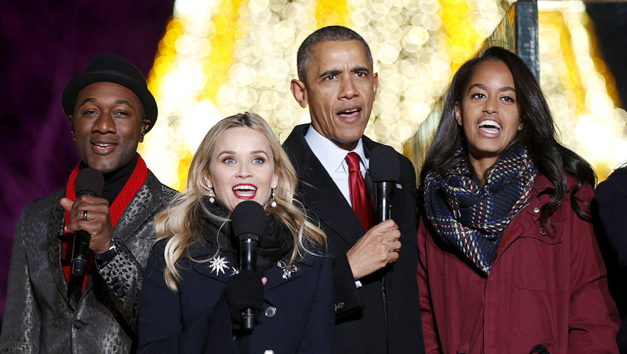 Певец Алоэ Блэк, актриса Риз Уизерспун и Барак Обама с&nbsp;дочерью во время торжественной церемонии 