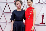 Лауреатка «Оскара» за лучшую женскую роль второго плана в картине «Минари», южнокорейская актриса Юн Ёджон, появилась на церемонии в наряде Marmar Halim. На церемонии ее сопровождала партнерша по фильму актриса Хан Ери.
