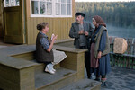 <b>Нина Дорошина, Сергей Юрский и Наталья Тенякова в фильме «Любовь и голуби» (1984).</b><br><br>
Чтобы загримировать молодых актеров под стариков, уходило не менее часа. Однажды во время перерыва Юрский с Теняковой, взяв с собою дочь, пришли в ресторан пообедать, не меняя одежду и не снимая грим. В результате швейцар не поверил паре, что они актеры, вначале отказывался пускать их в ресторан, а потом, когда те сели за столик, вызвал милицию. Приехавшие милиционеры предложили актерам проехать в отделение. Пришлось объясняться с администрацией. А через пару дней после инцидента Юрский ездил к стражам правопорядка и читал им рассказы Шукшина. 