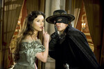 <b>«Легенда Зорро» (2005)</b>
<br><br>
Во время подготовки к роли Бандерас четыре месяца учился фехтованию у олимпийской сборной Испании, а потом брал дополнительные уроки вместе со своими партнерами Кэтрин-Зетой Джонс и Энтони Хопкинсом. «Маска Зорро» имела оглушительный успех в прокате, а вот «Легенда Зорро» — куда более скромный.
