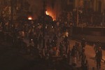 Полицейские подавили акцию протеста у телекомпании, оттеснив толпу с набережной. Тогда митингующие направились на площадь Тахрир.